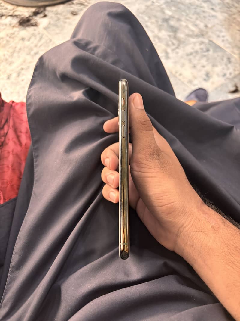 Apple iPhone 11 Pro Max 2