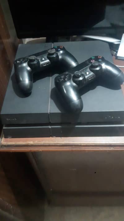 ps4 with 2 conyltrollers