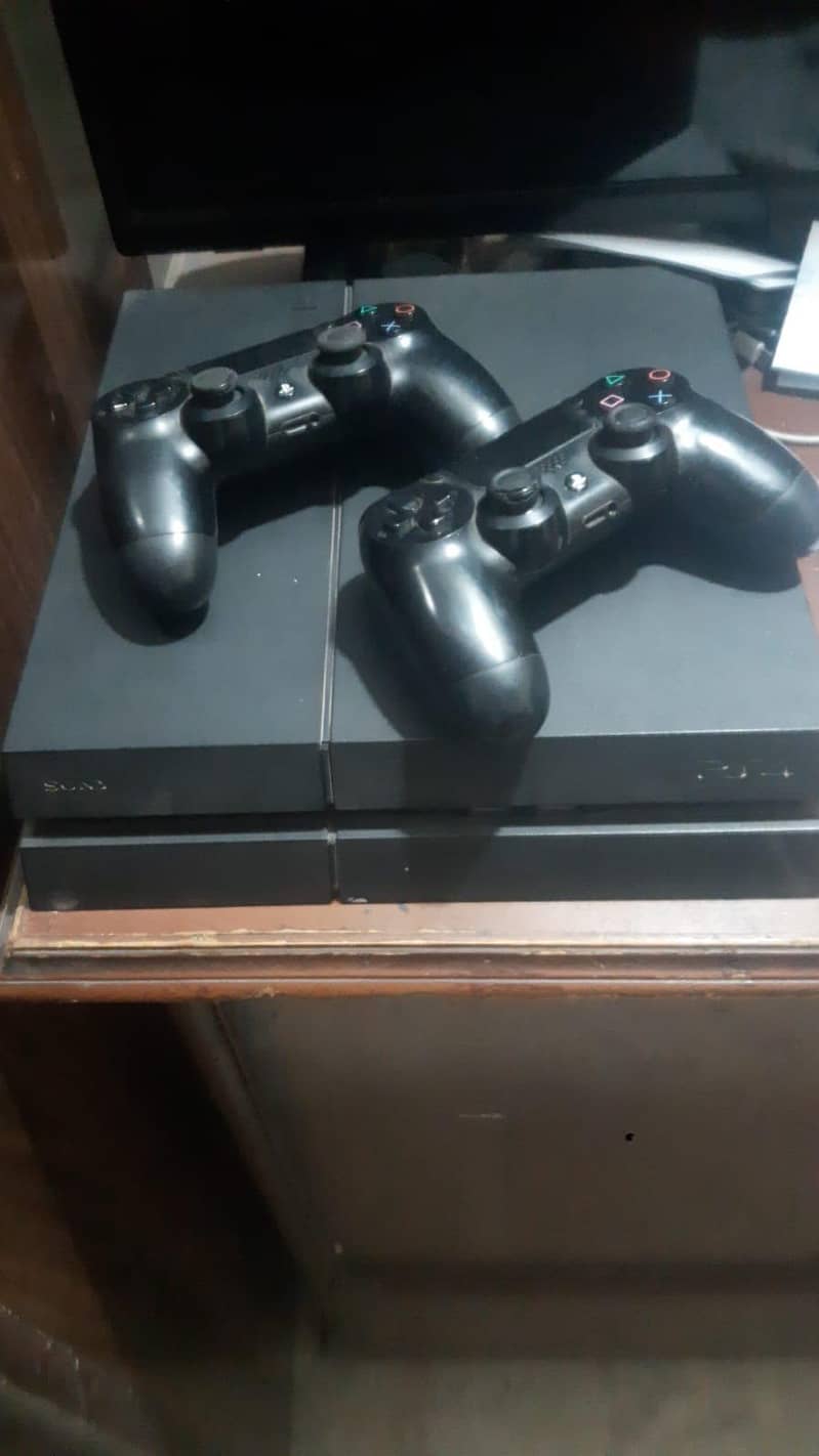 ps4 with 2 conyltrollers 0