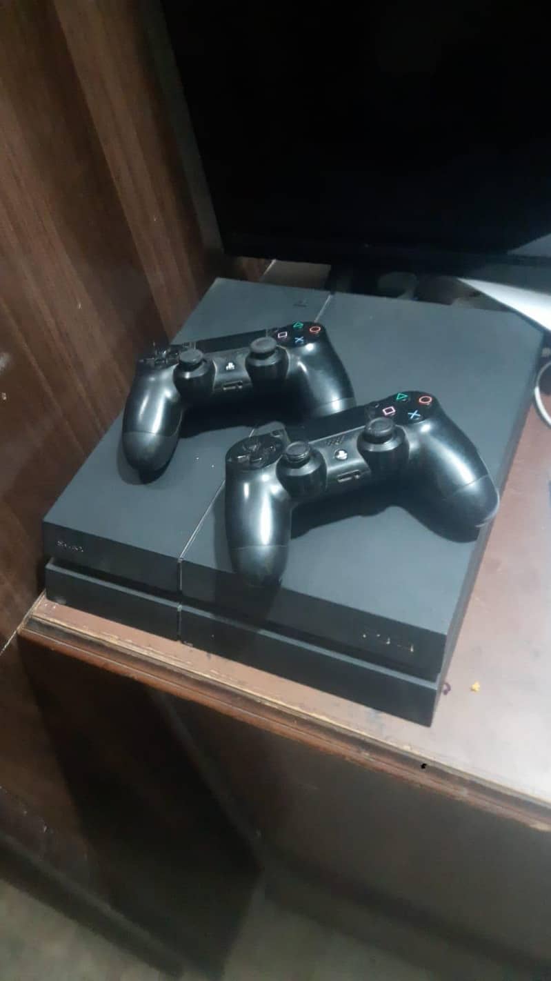ps4 with 2 conyltrollers 1
