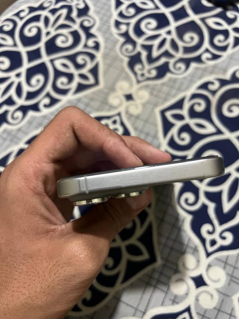 Apple iPhone 15 Pro Max 2
