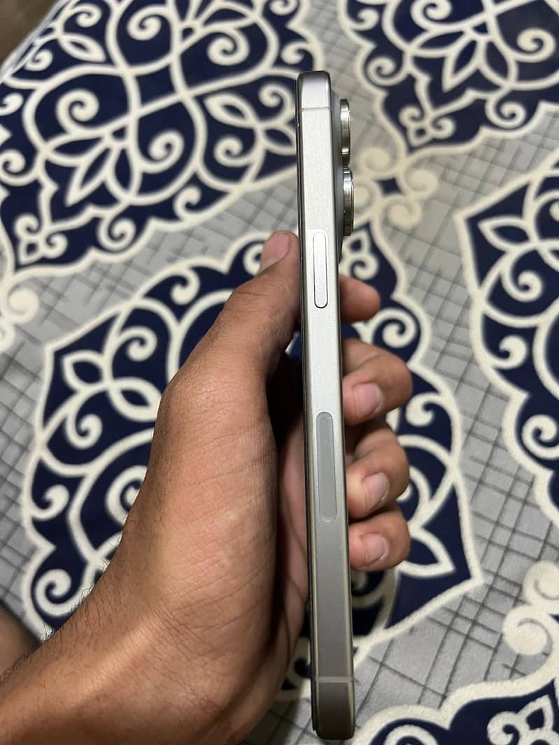 Apple iPhone 15 Pro Max 4