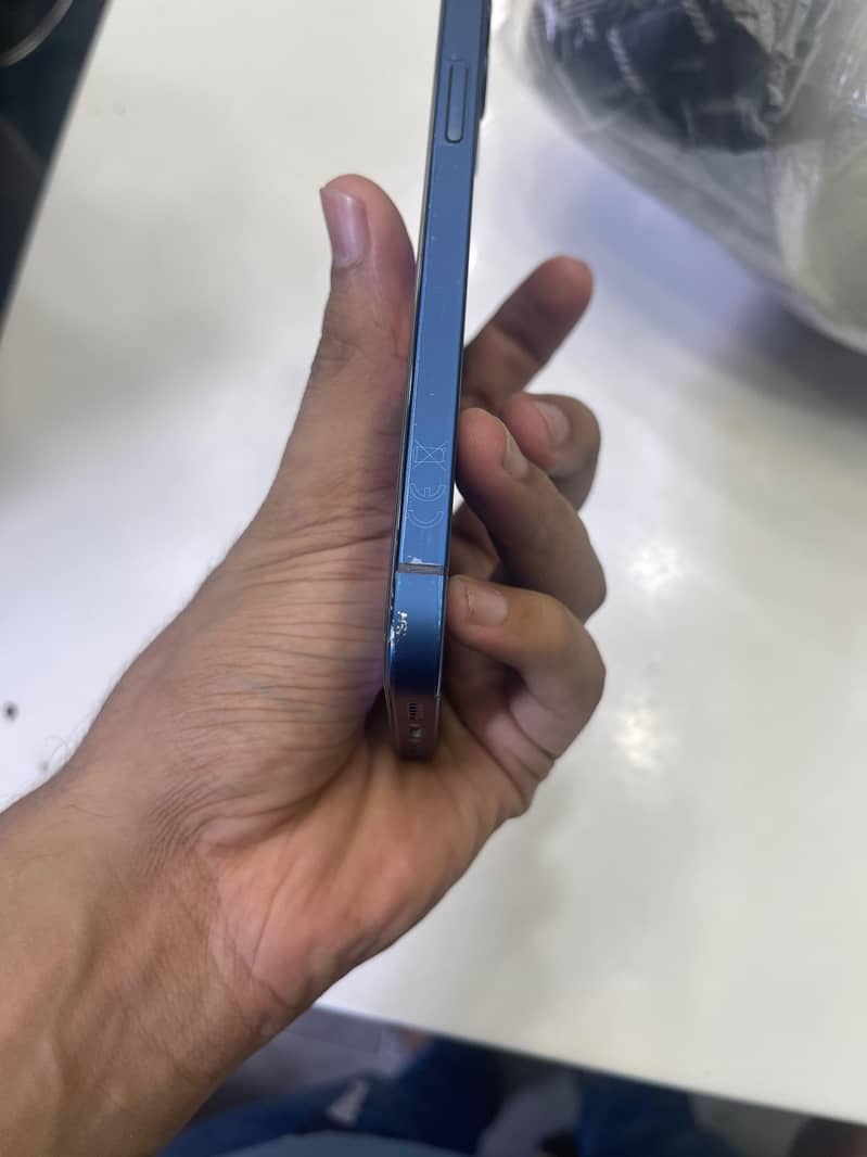 Apple iPhone 12 4