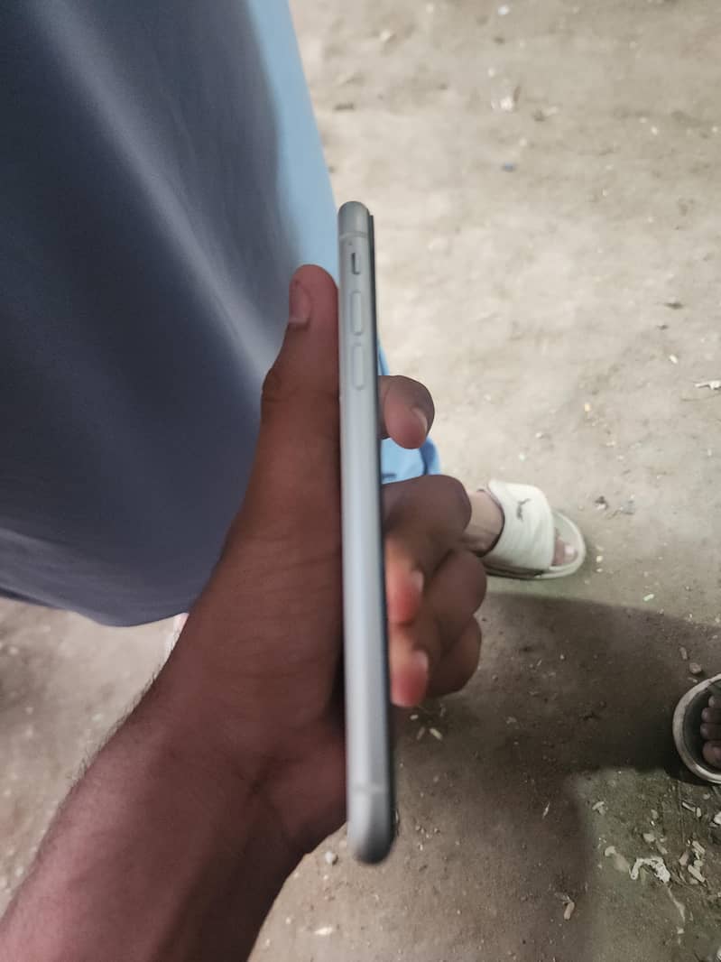 Apple iPhone 11 3