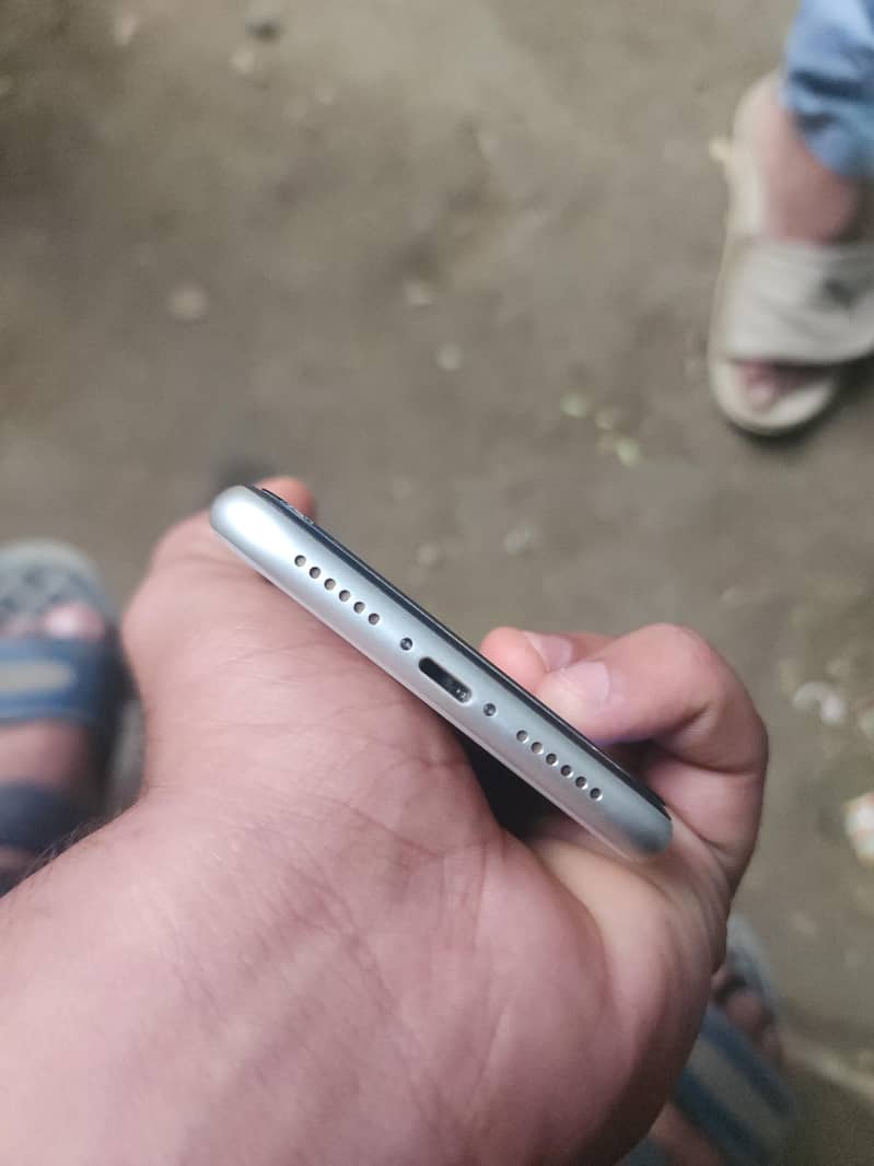 Apple iPhone 11 4