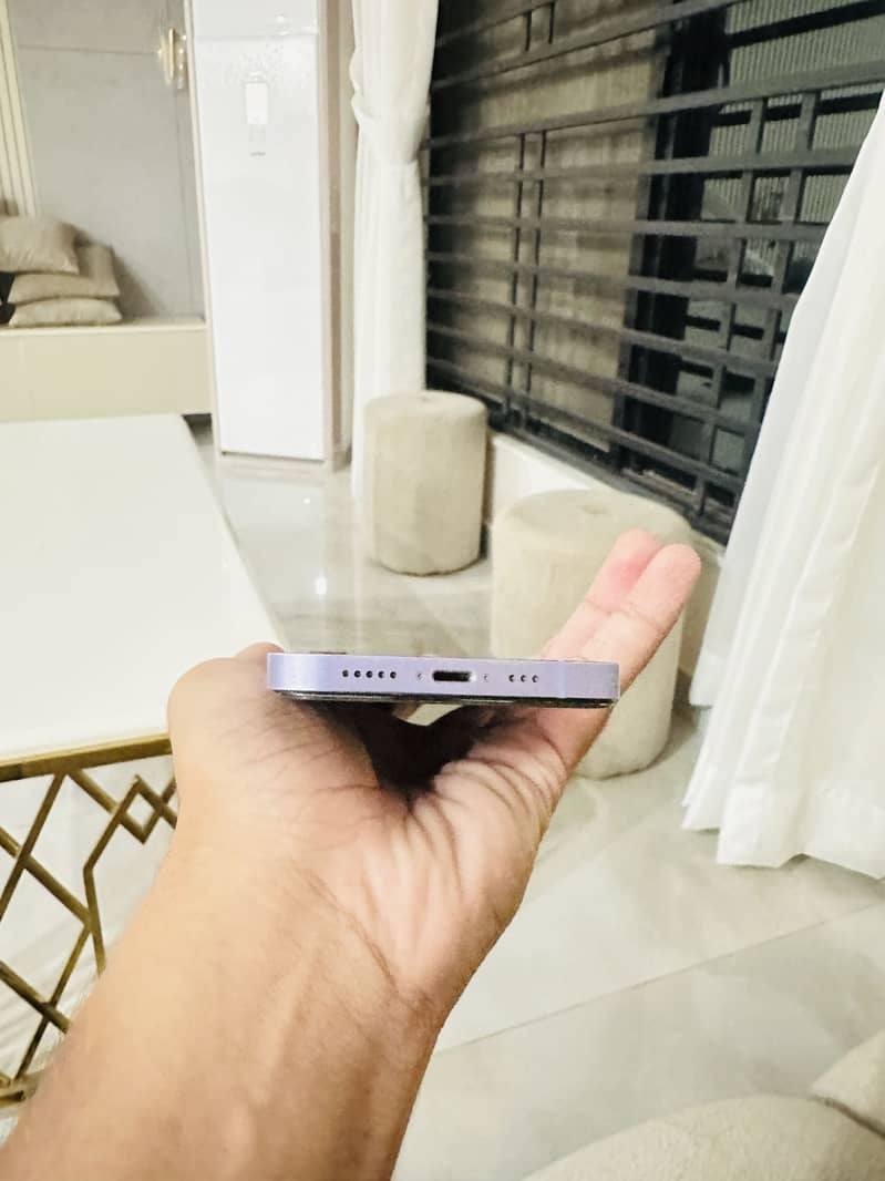 Apple iPhone 12 4