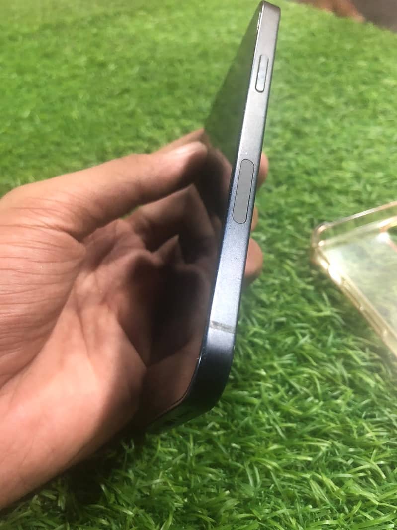 Apple iPhone 12 4
