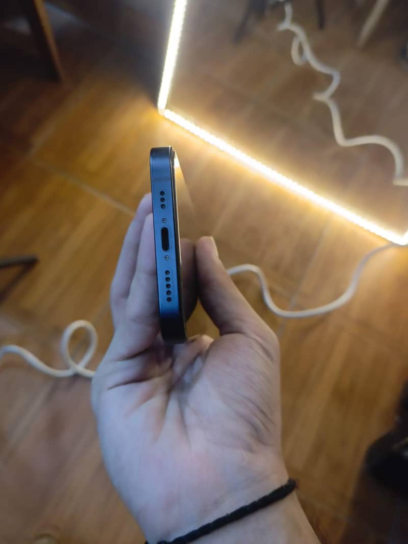 Apple iPhone 13 5