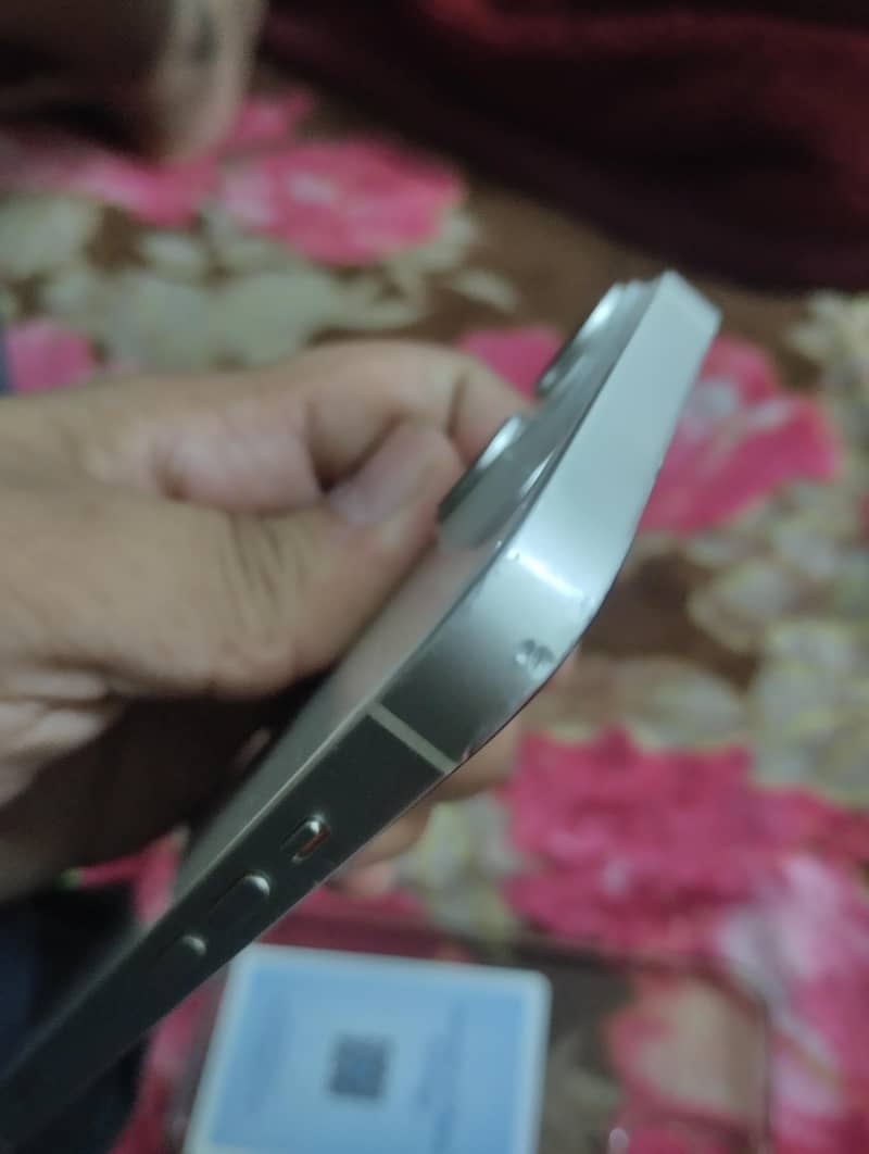 Apple iPhone 14 4