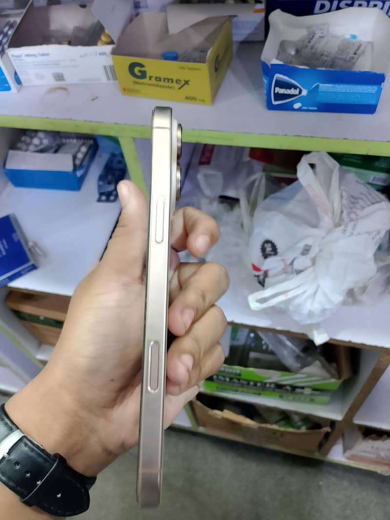 Apple iPhone 16 Pro Max 4