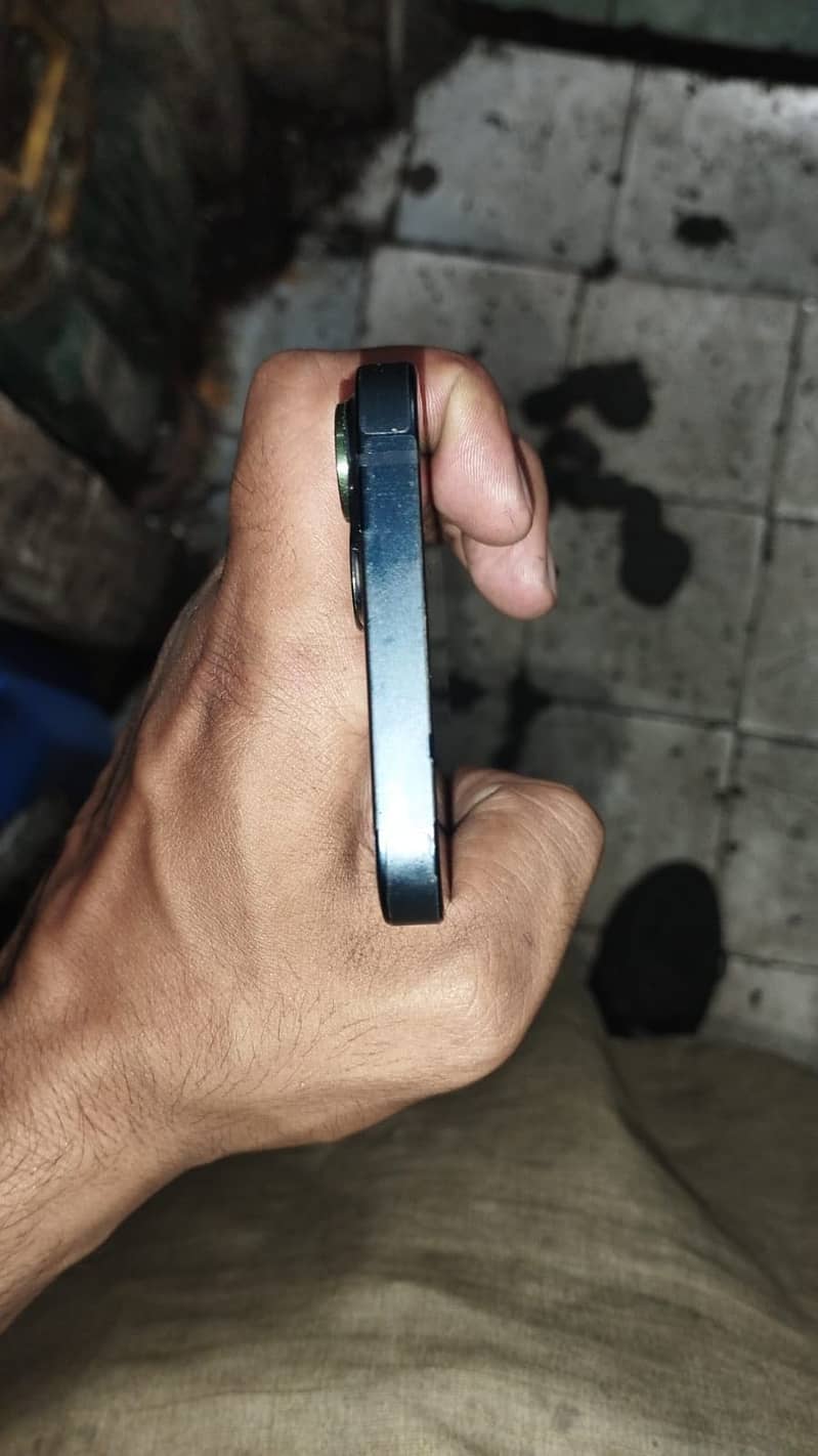 Apple iPhone 13 6