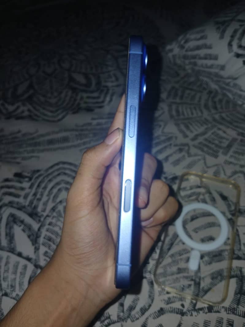 Apple iPhone 16 4