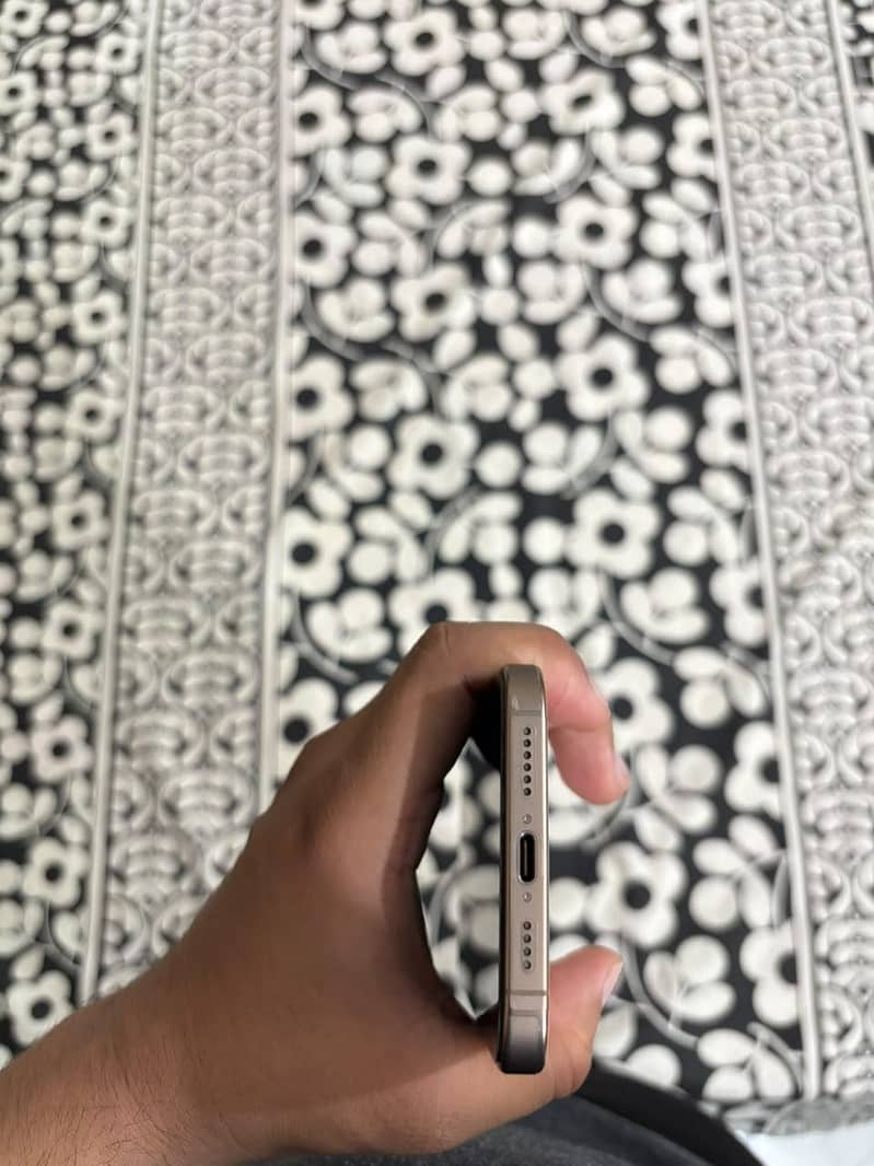 Apple iPhone 16 Pro Max 2