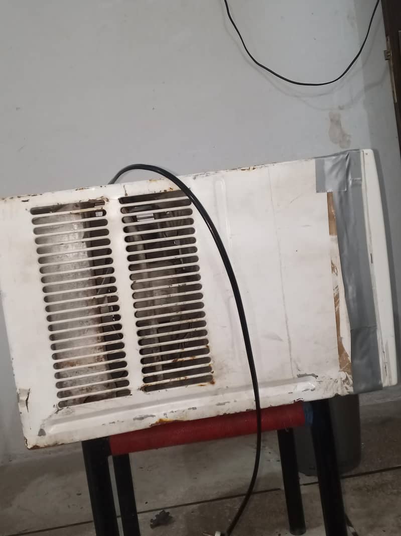 window AC 4