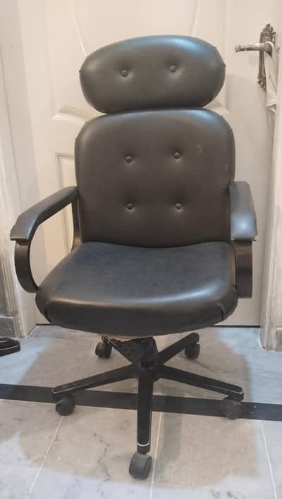 Executive Office Chair – Hydraulic & Wheels Working