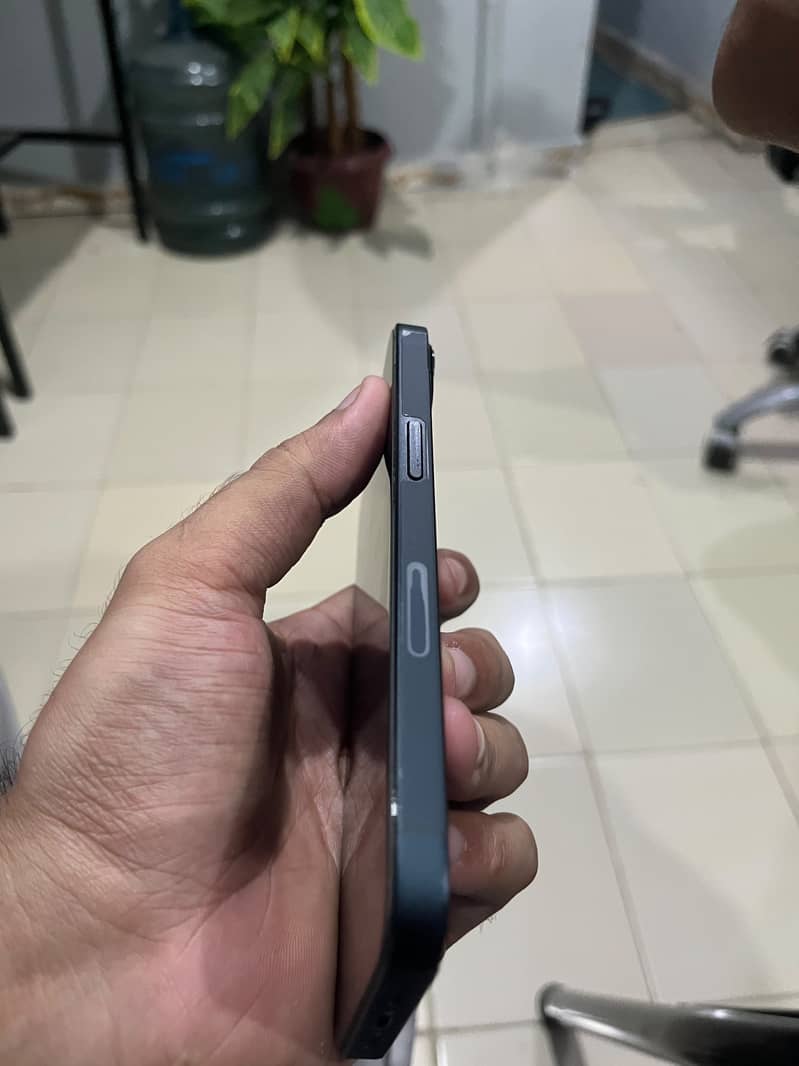 Apple iPhone 13 5