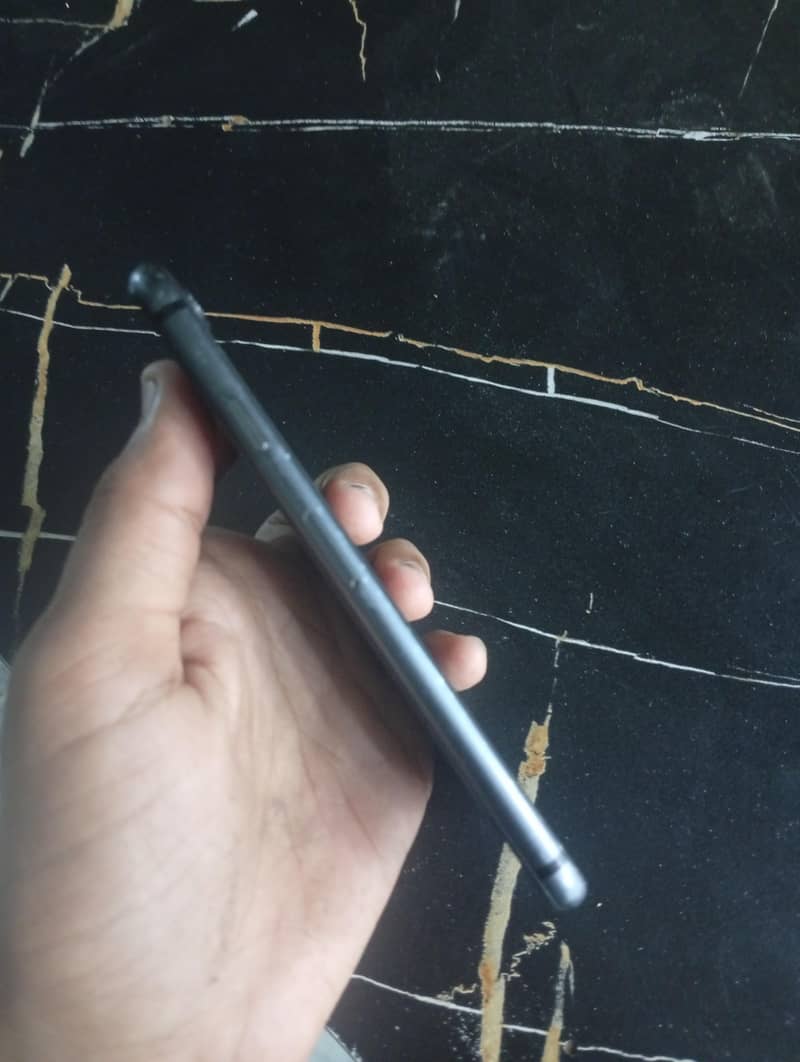 Apple iPhone 8 3
