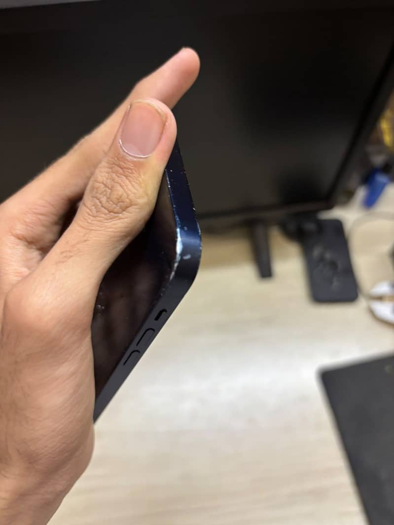 Apple iPhone 12 4