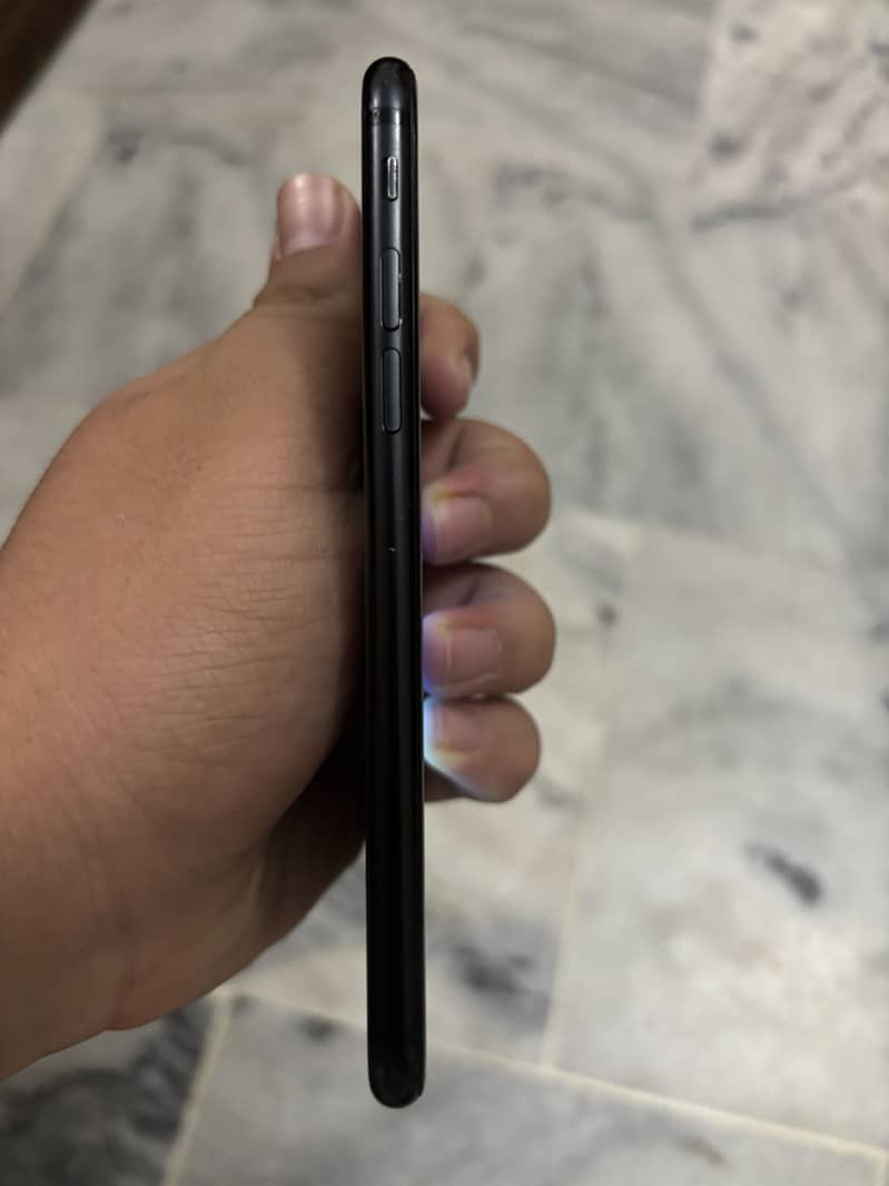 Apple iPhone SE 2 4