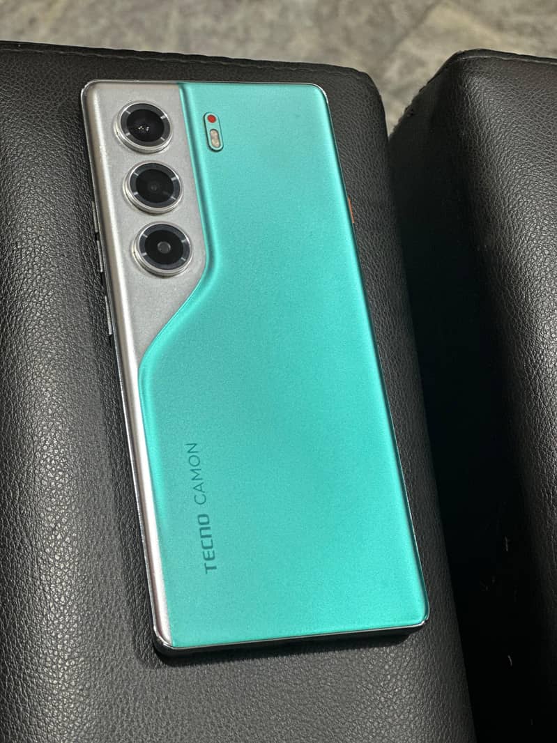 Tecno CAMON 40 Pro 1