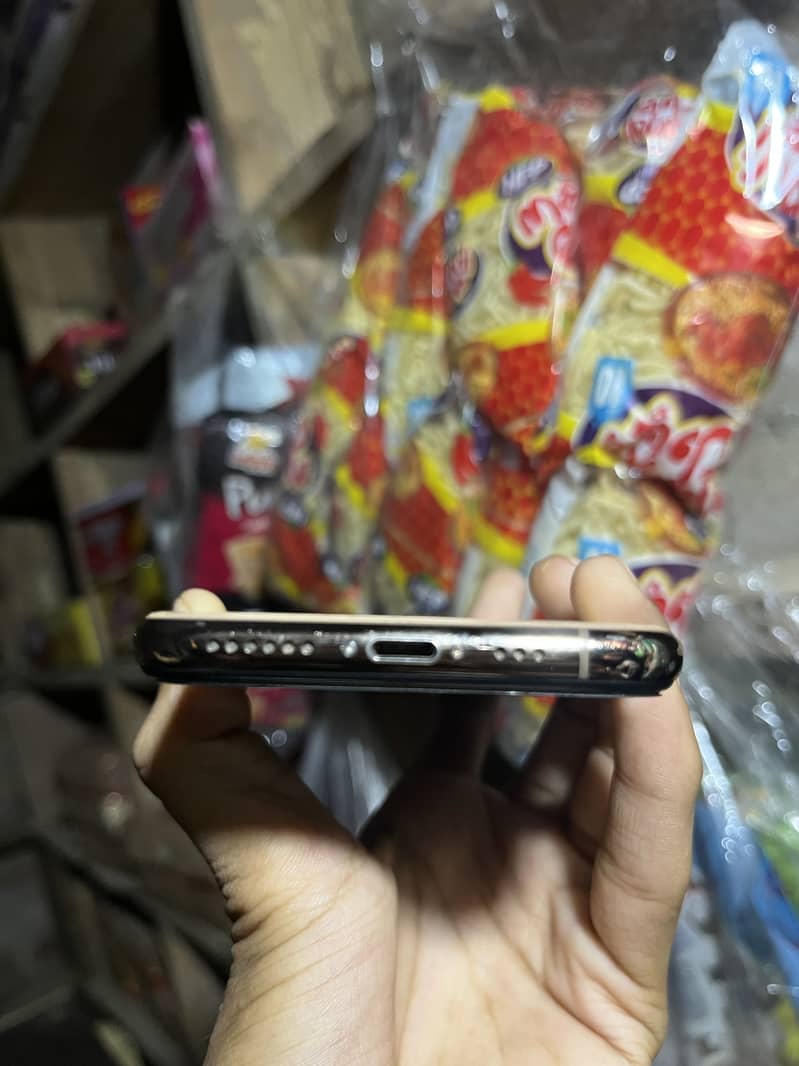 Apple iPhone XS 3