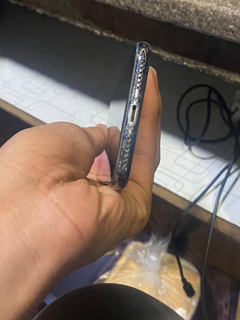 Apple iPhone X 3
