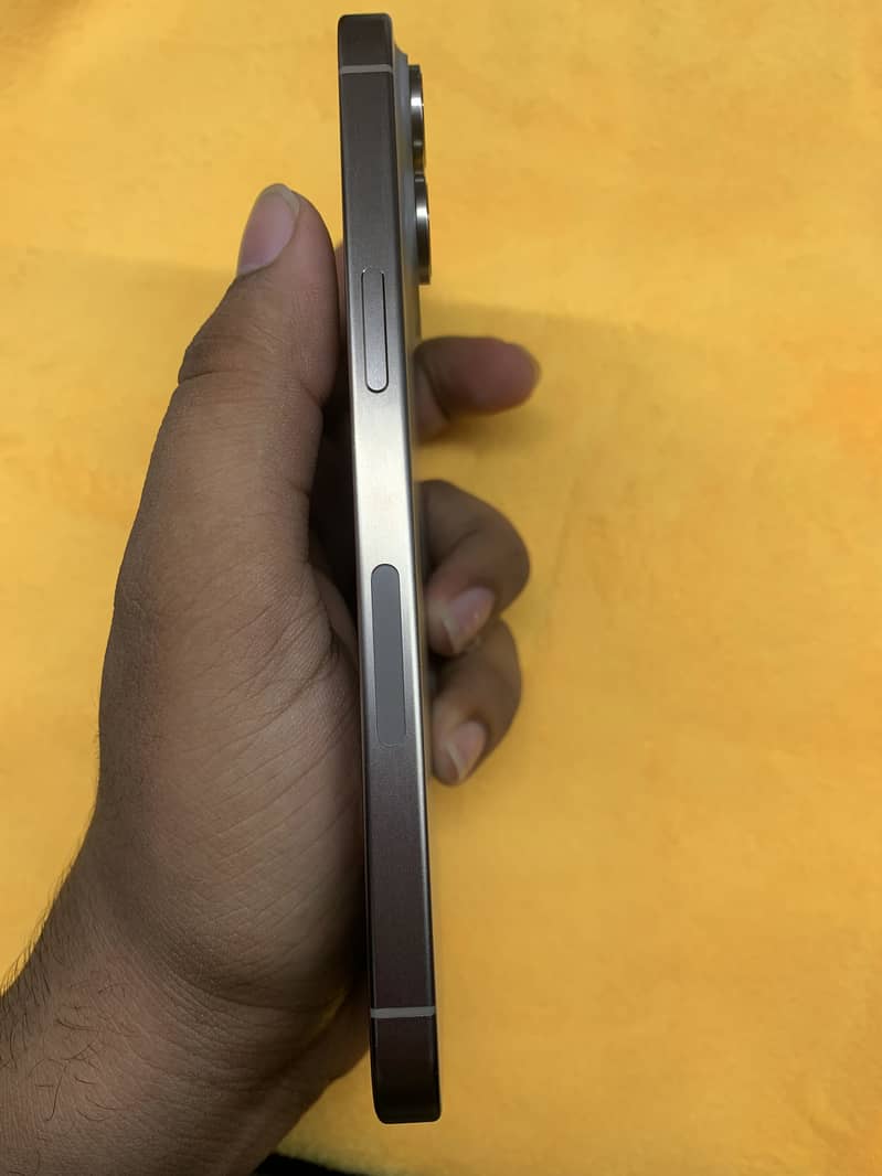 Apple iPhone 15 Pro Max 4