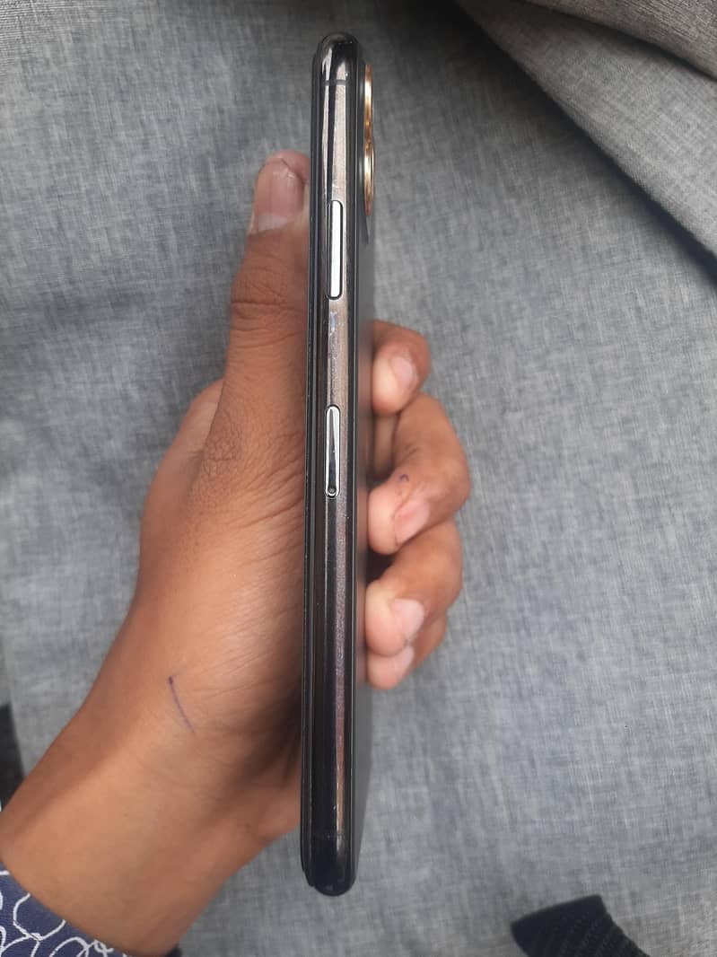 Apple iPhone 11 Pro Max 1