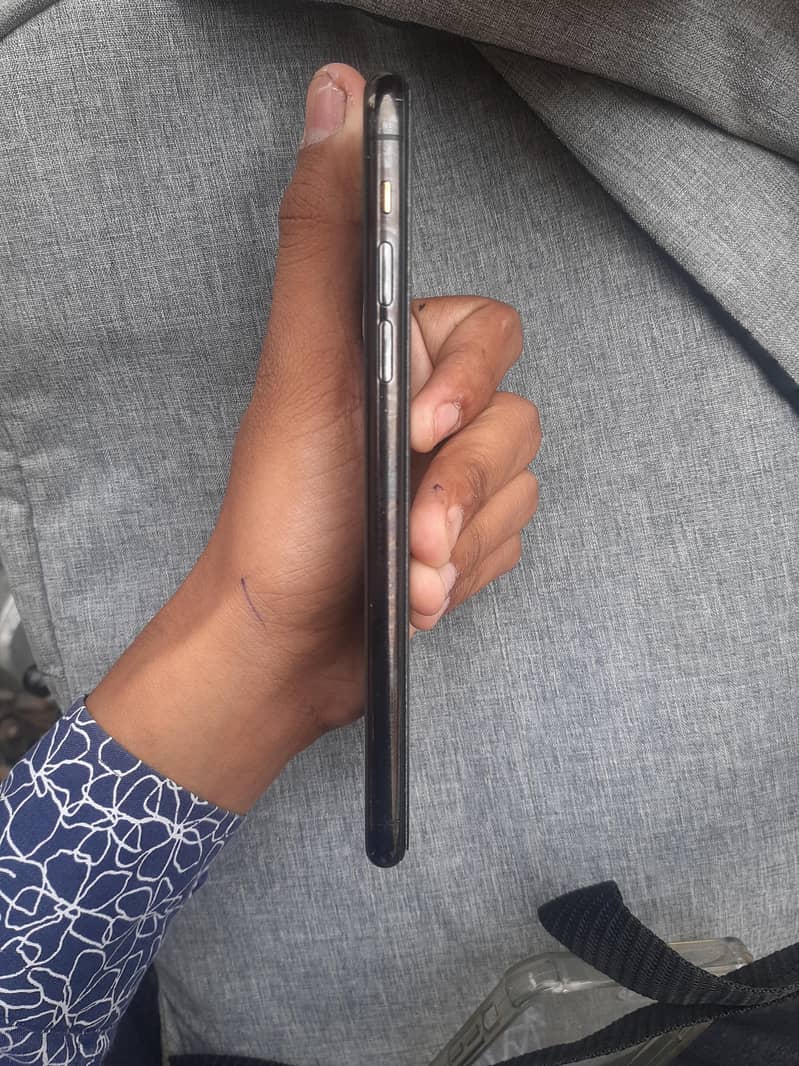 Apple iPhone 11 Pro Max 4