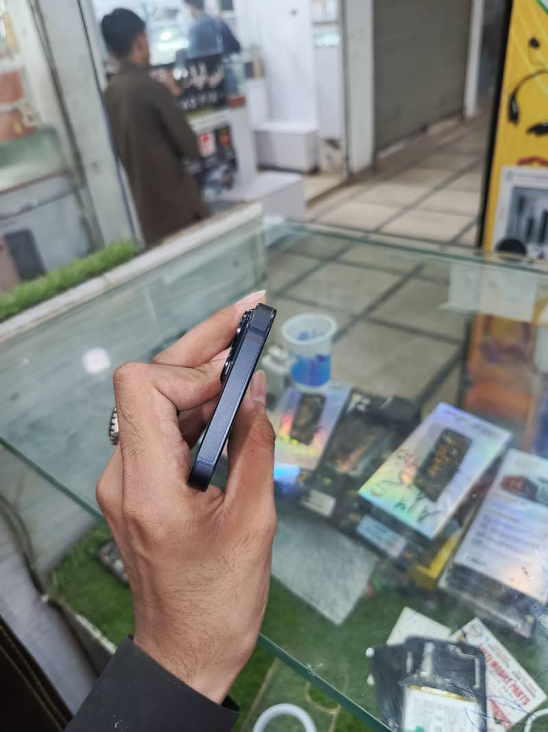 Apple iPhone 14 3