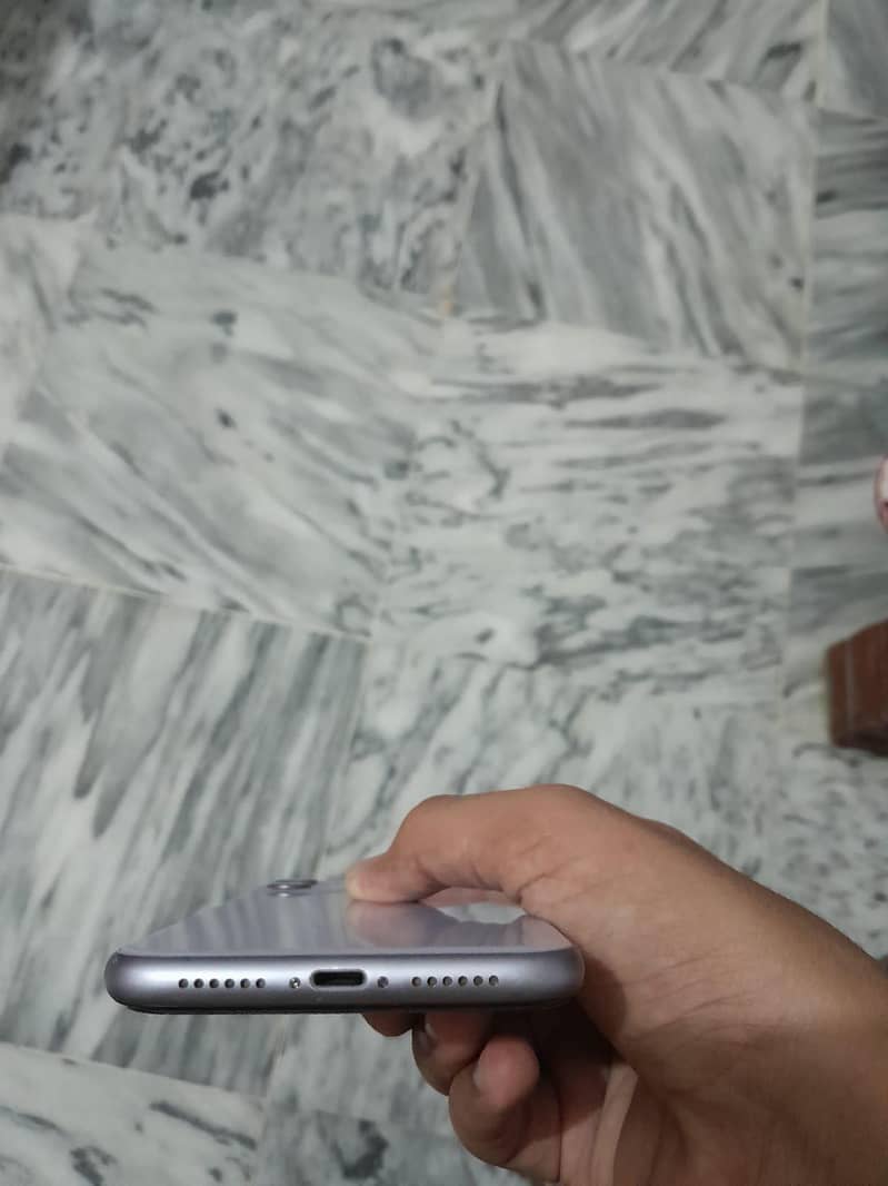 Apple iPhone 11 4