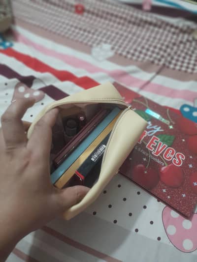 Eye shadow pallete-Free Makeup Bag included