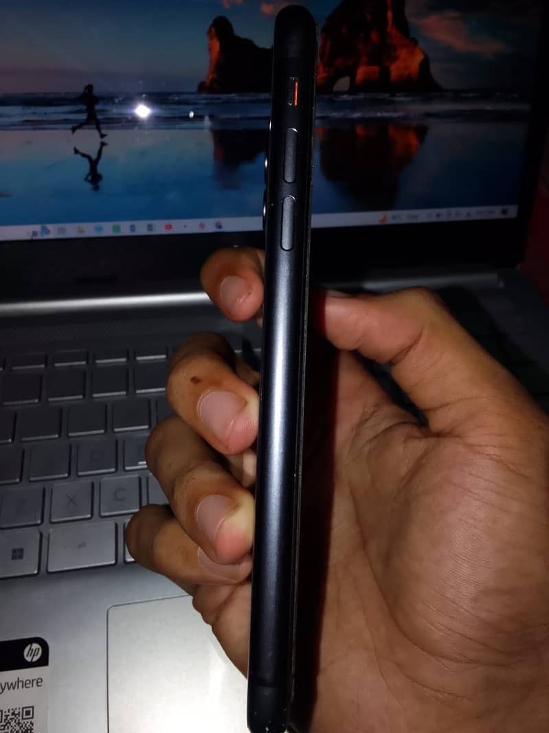 Apple iPhone 11 4