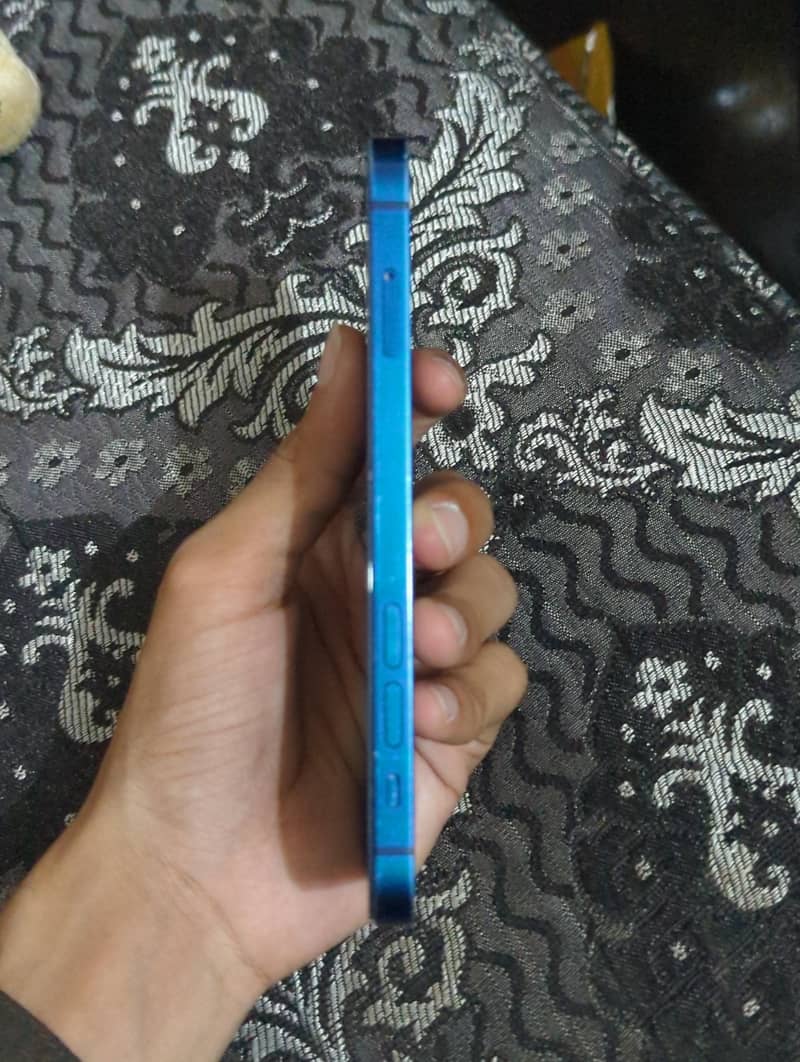 Apple iPhone 12 4