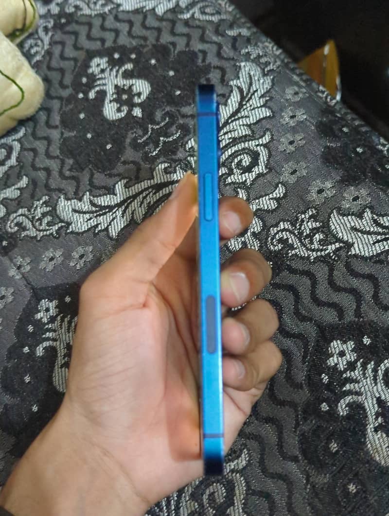 Apple iPhone 12 6