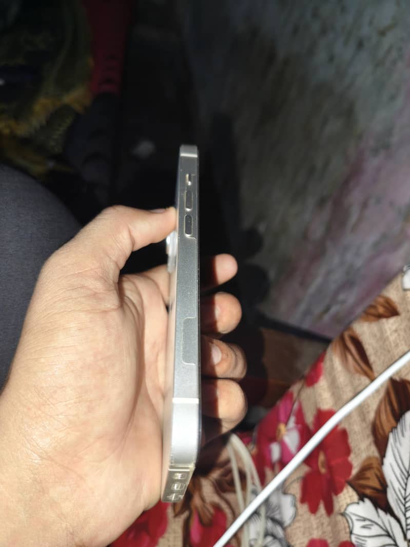 Apple iPhone 14 4