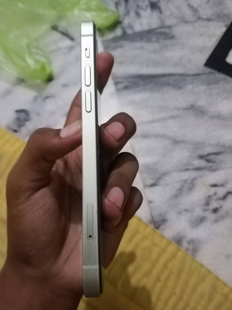 Apple iPhone 12 4