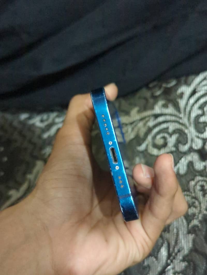 Apple iPhone 12 4