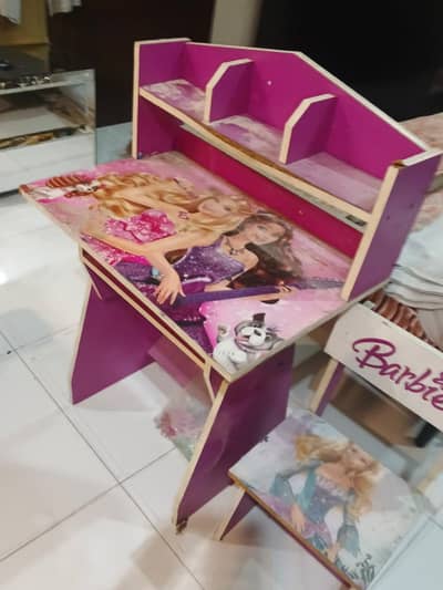 KIDS DESK AND CHAIR