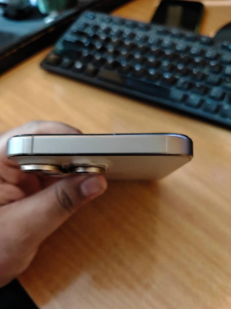 Apple iPhone 16 Pro Max 4