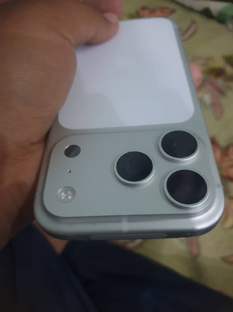 Apple iPhone 17 Pro 6
