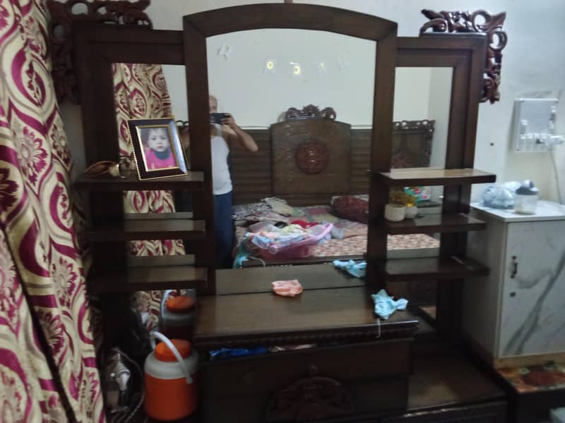 bed drasing side tables 0