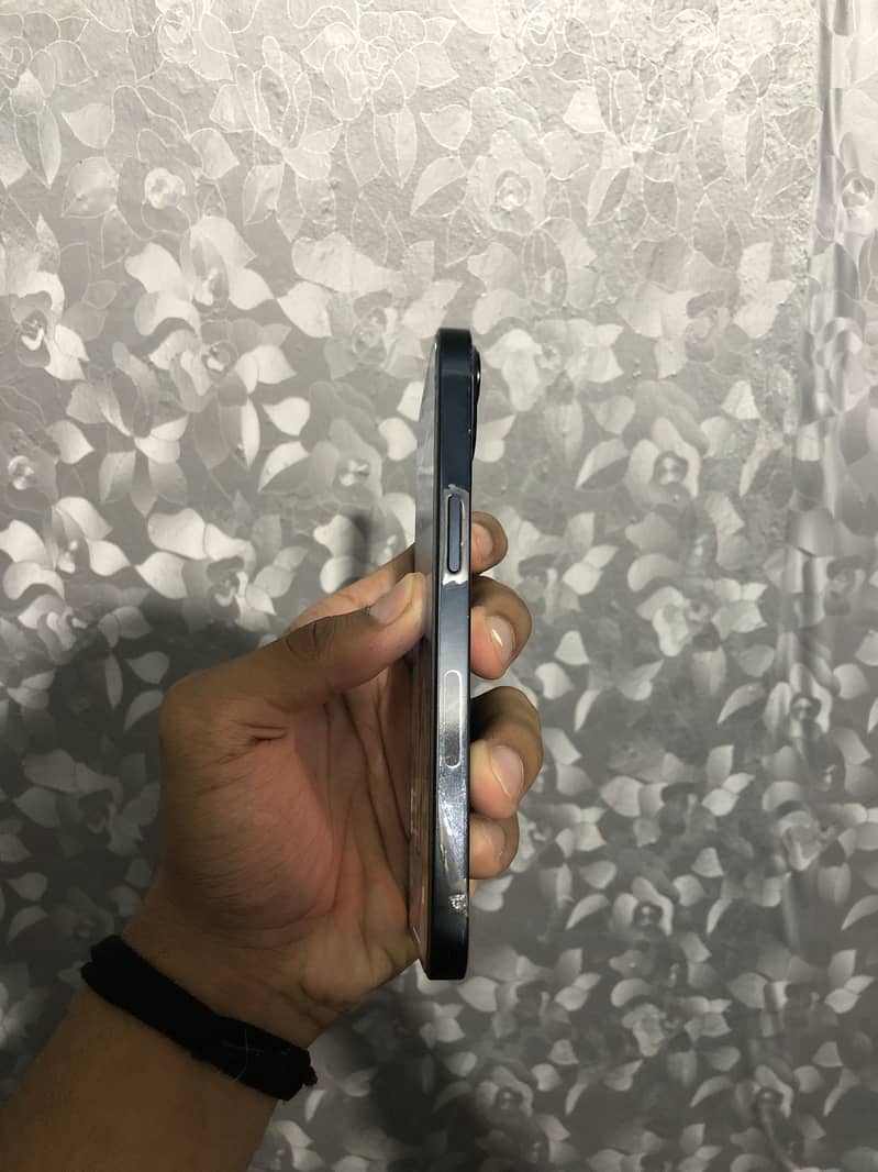 Apple iPhone 13 1