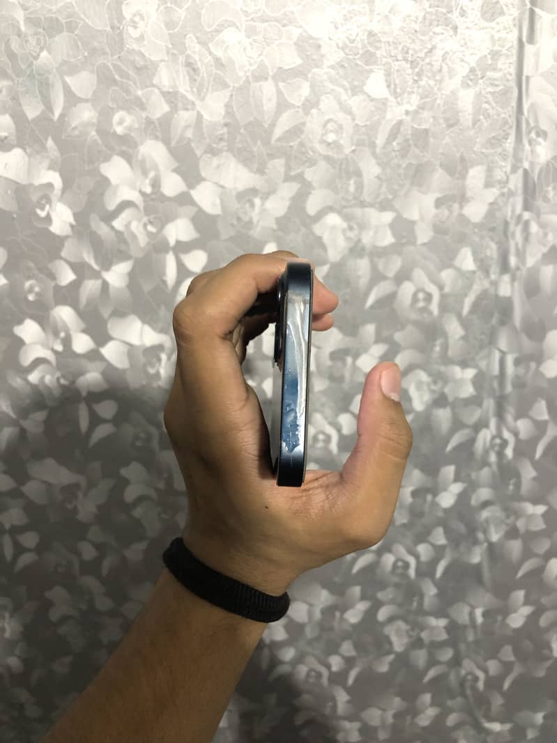 Apple iPhone 13 2