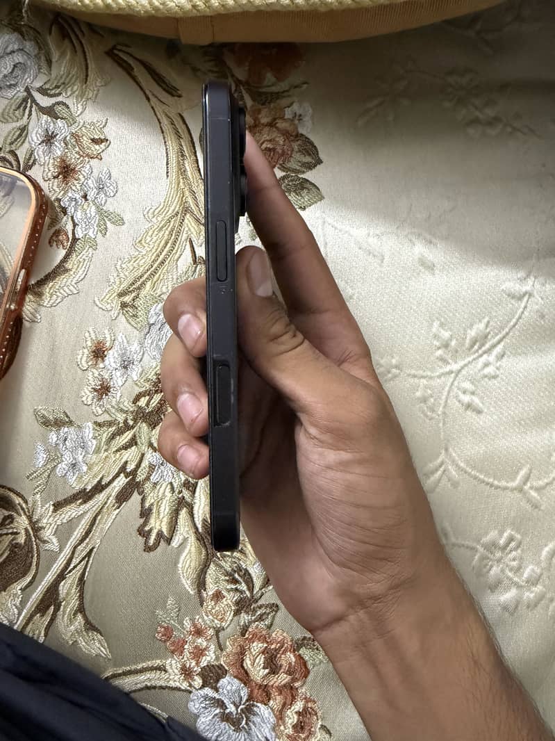 Apple iPhone 16 Pro 2