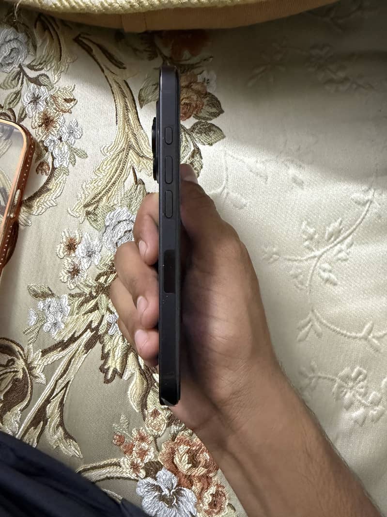 Apple iPhone 16 Pro 3