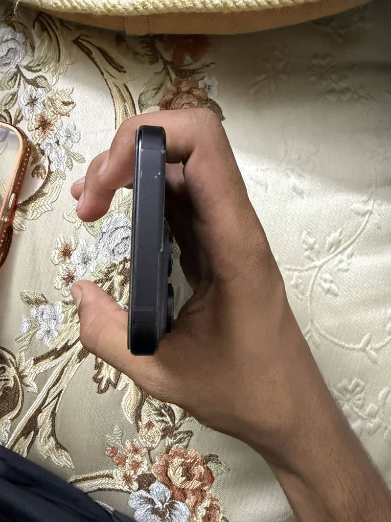 Apple iPhone 16 Pro 4