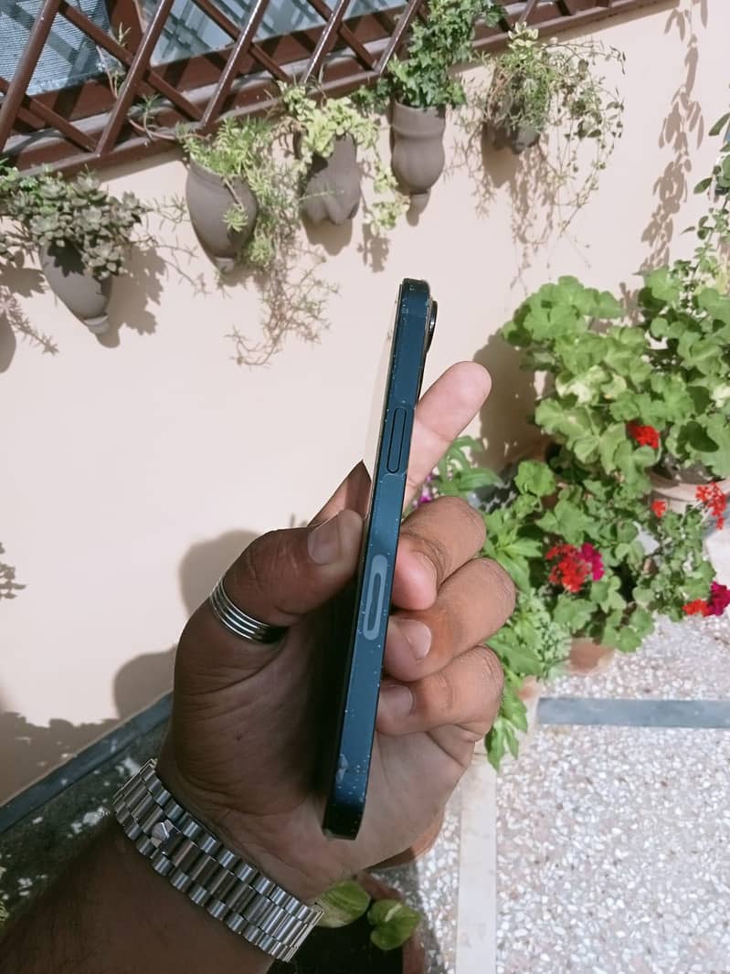 Apple iPhone 13 7