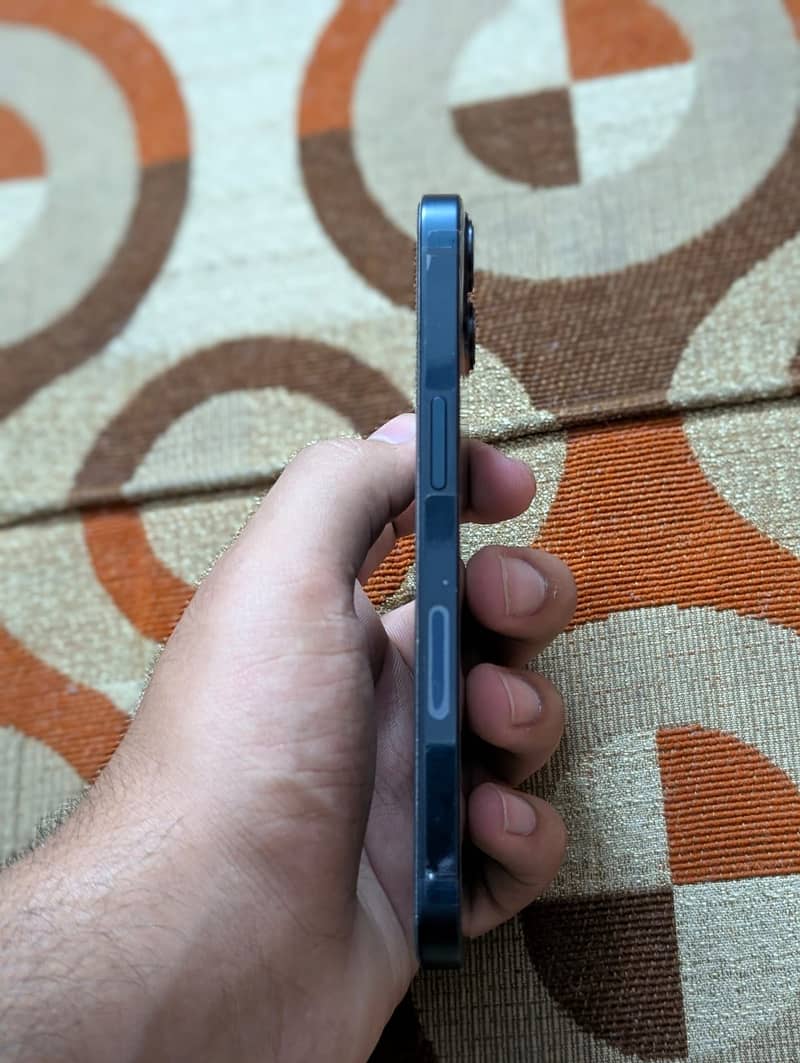 Apple iPhone 13 4