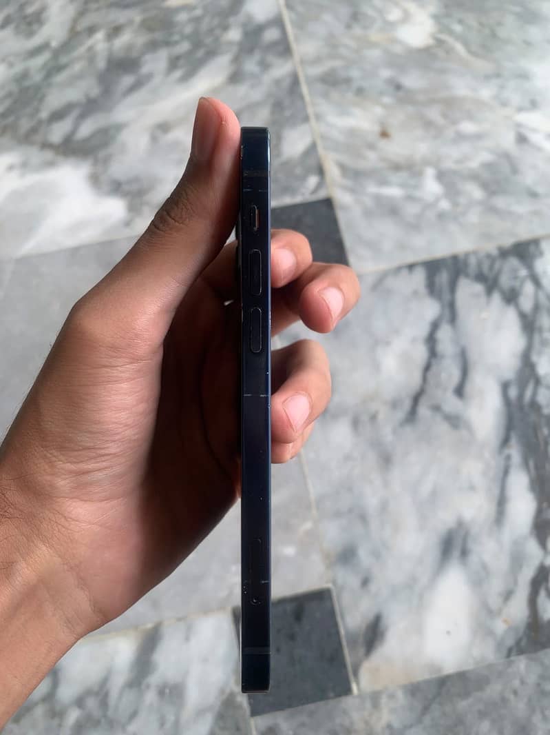 Apple iPhone 12 4